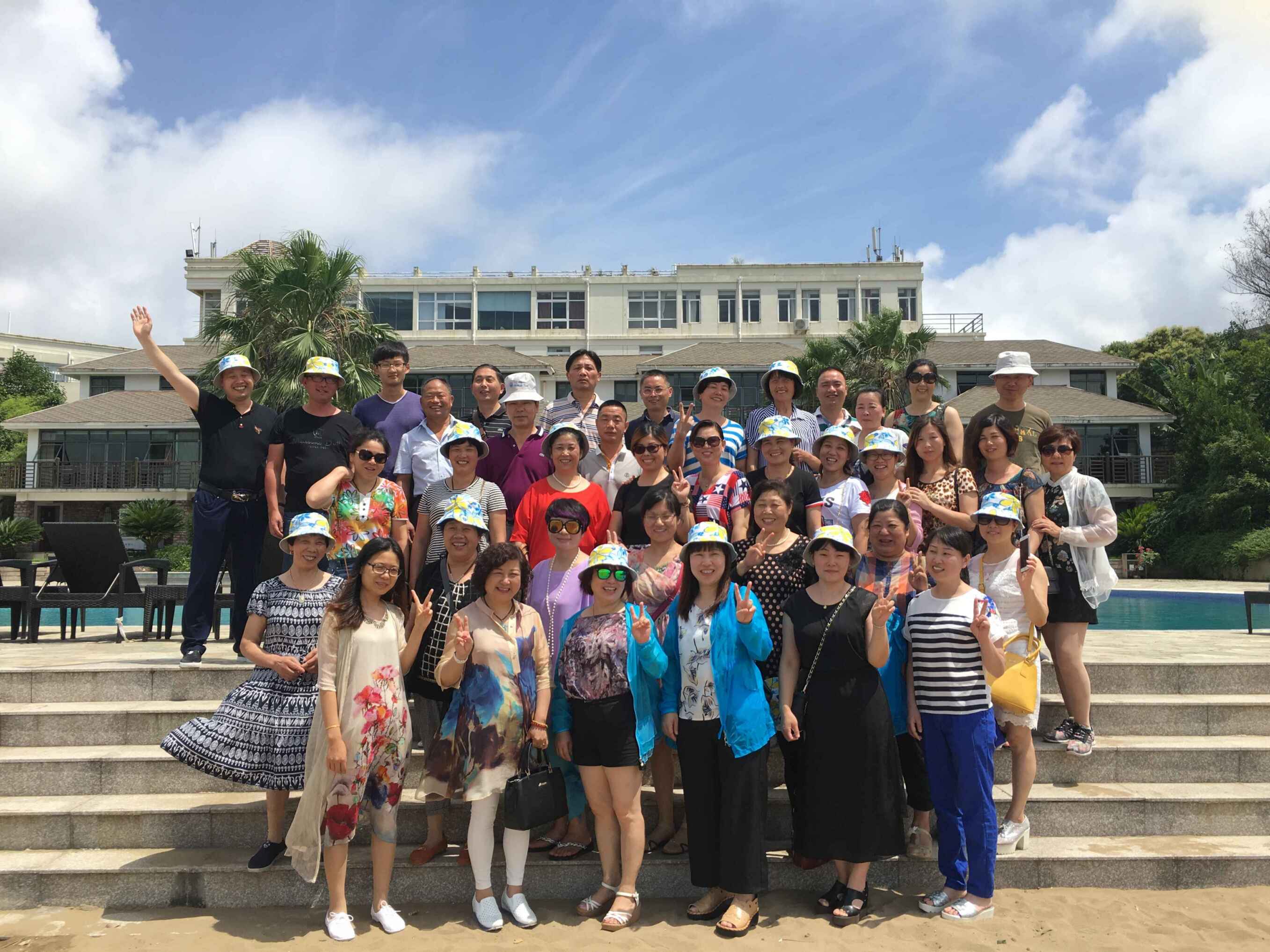 尊龙凯时市场2016年商户旅游圆满画上句号
