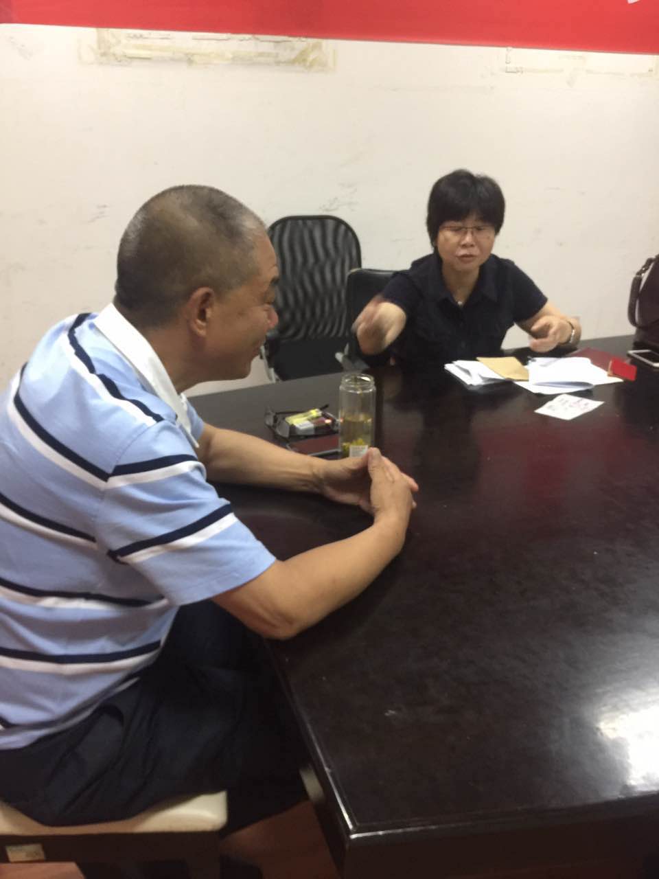 夸夸尊龙凯时老村长 爱岗敬业的老党员