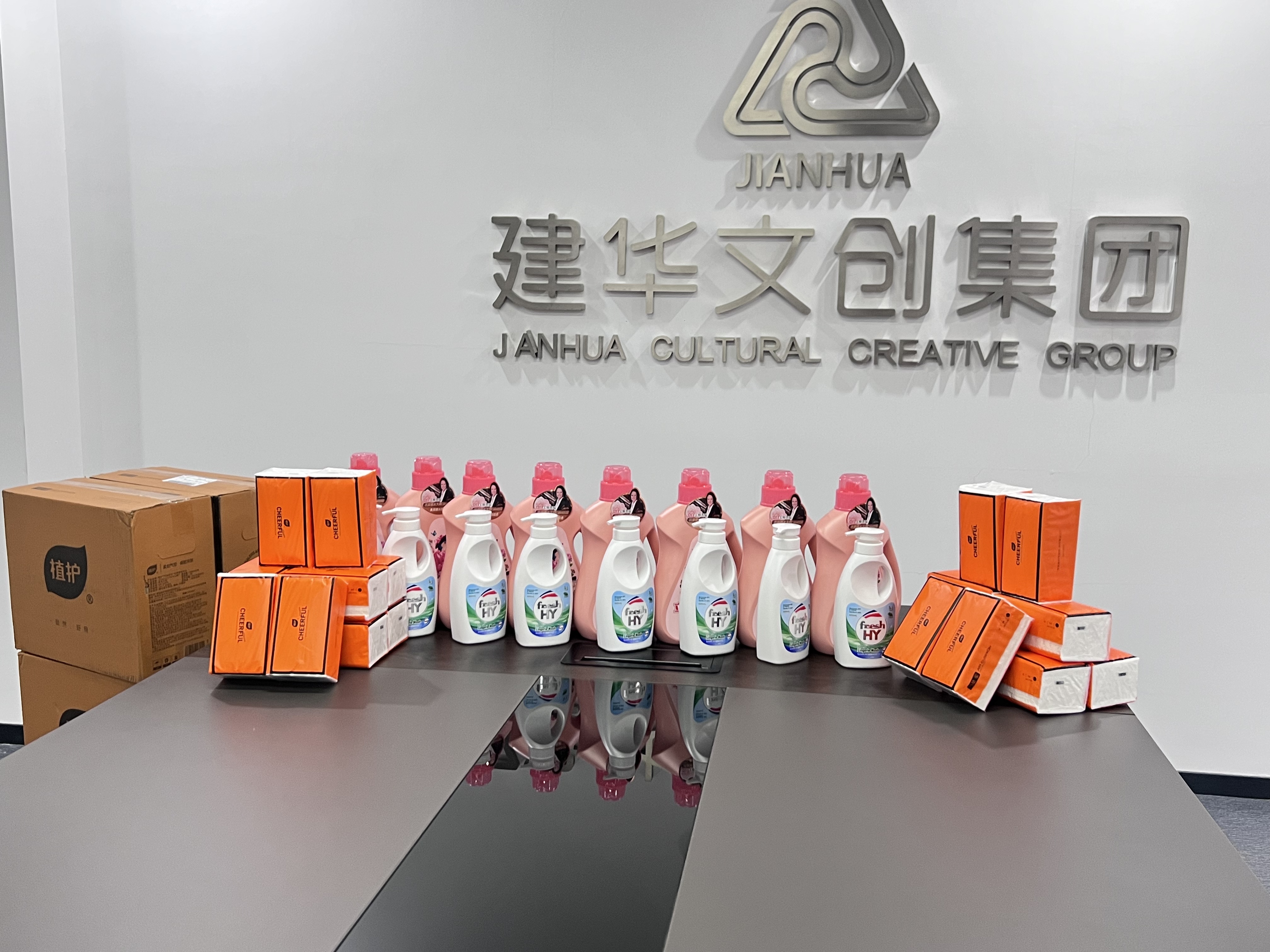 爱在春天，，，，，，情暖三八——尊龙凯时文创集团工会为女职工发放暖心福利