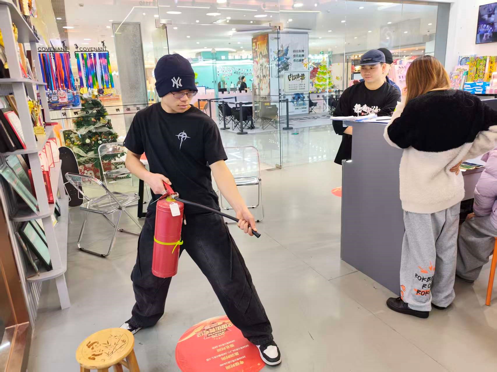 水晶城开展消防技能培训，，，，，筑牢安全防护网