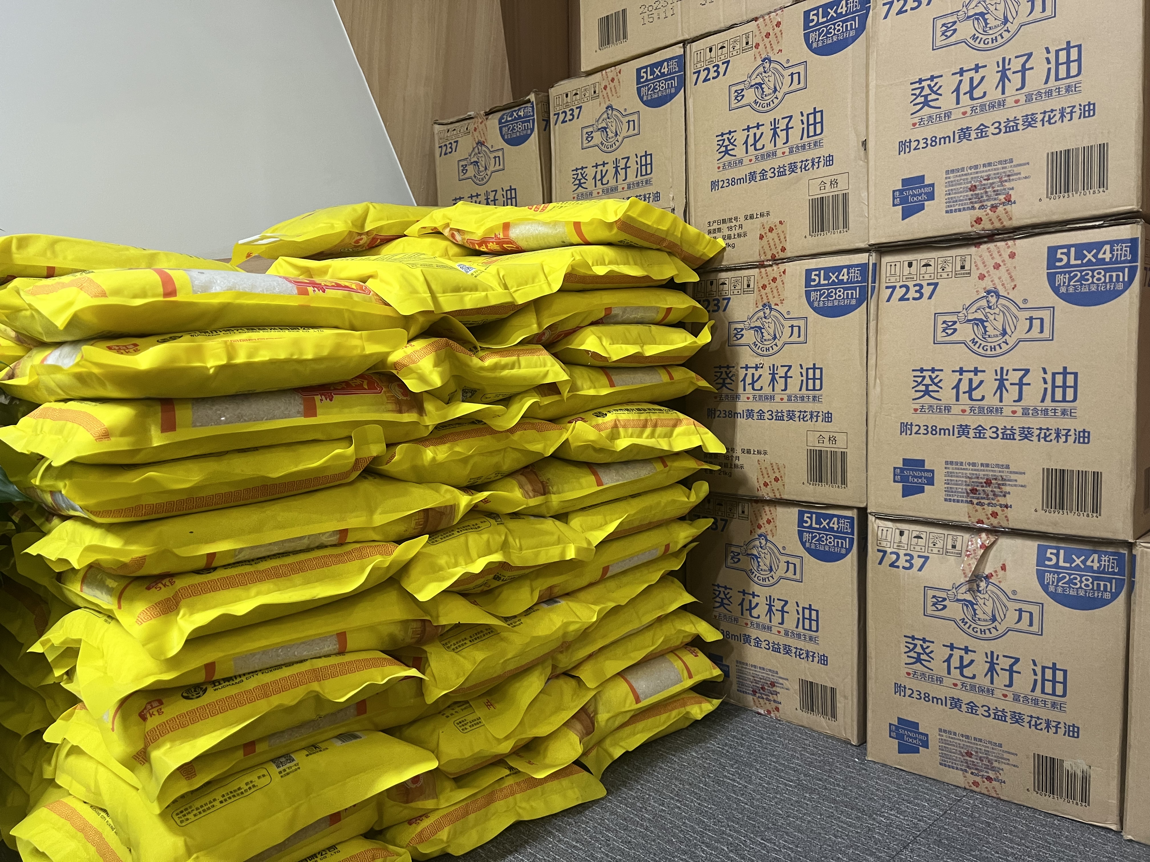 新春送温暖 尊龙凯时文创集团工会发放春节福利