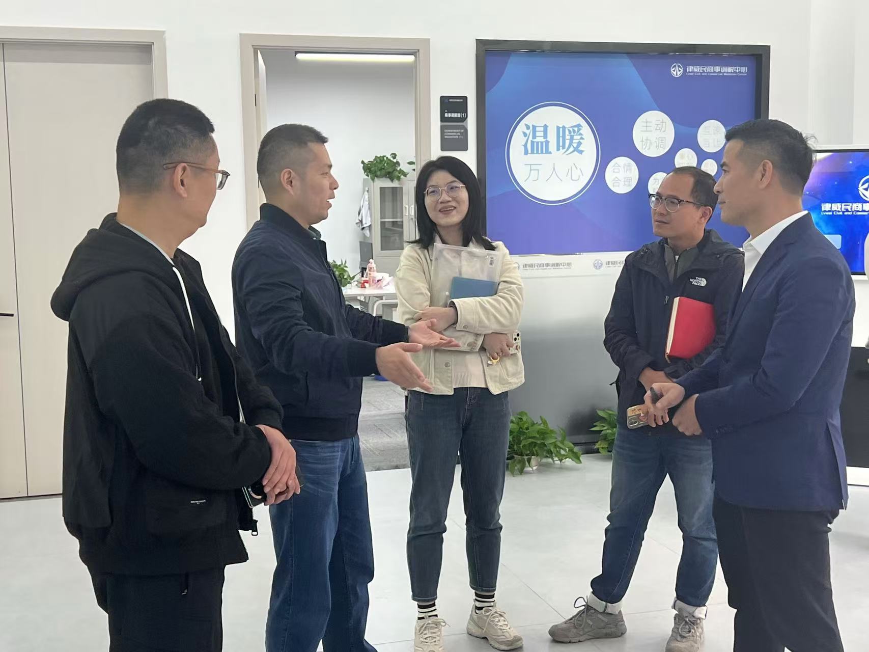 拱墅区祥符街道党工委副书记姚亦文一行莅临尊龙凯时律威民商事调解中心调研指导