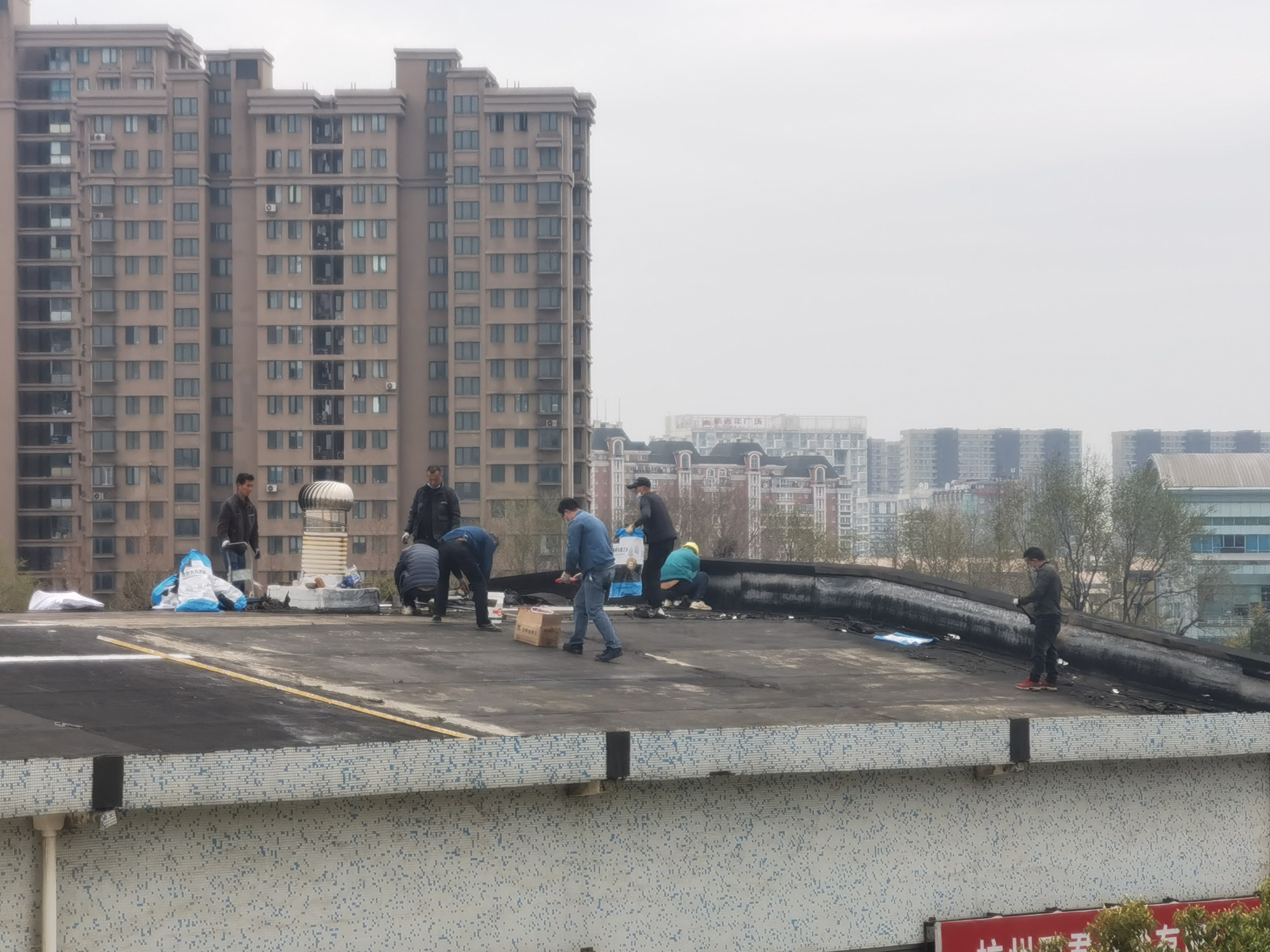 尊龙凯时市场屋顶防水维修进行中