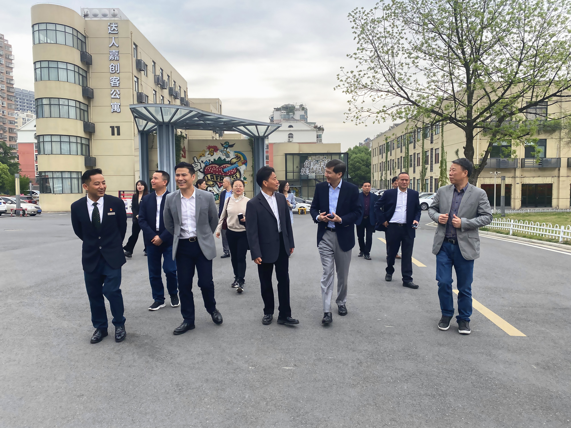 杭州市政协副主席、市工商联主席冯仁强 一行莅临庐阳尊龙凯时文创园考察