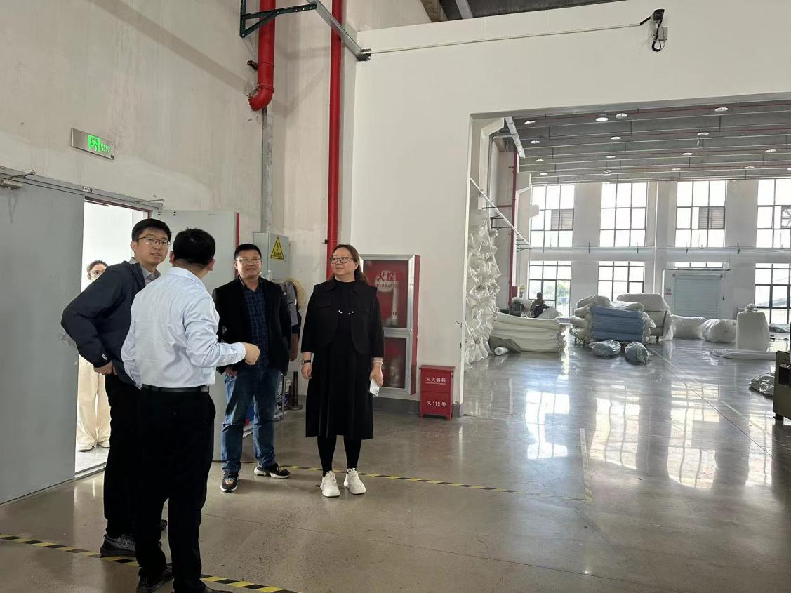 清华大学校友总会副秘书长董吉男莅临尊龙凯时新材考察指导