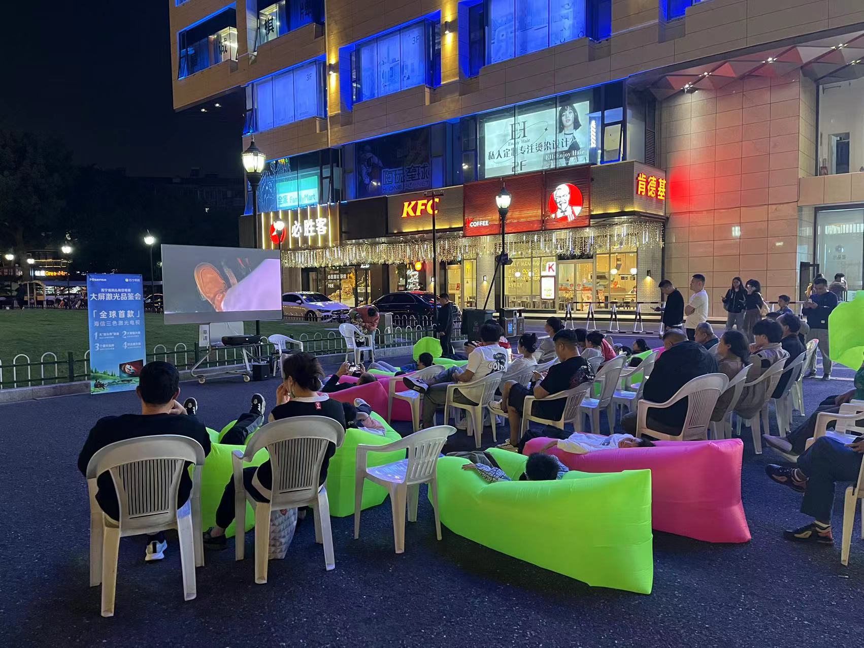 水晶城露天电影盛宴，，，，，欢声笑语中感受夜晚魅力
