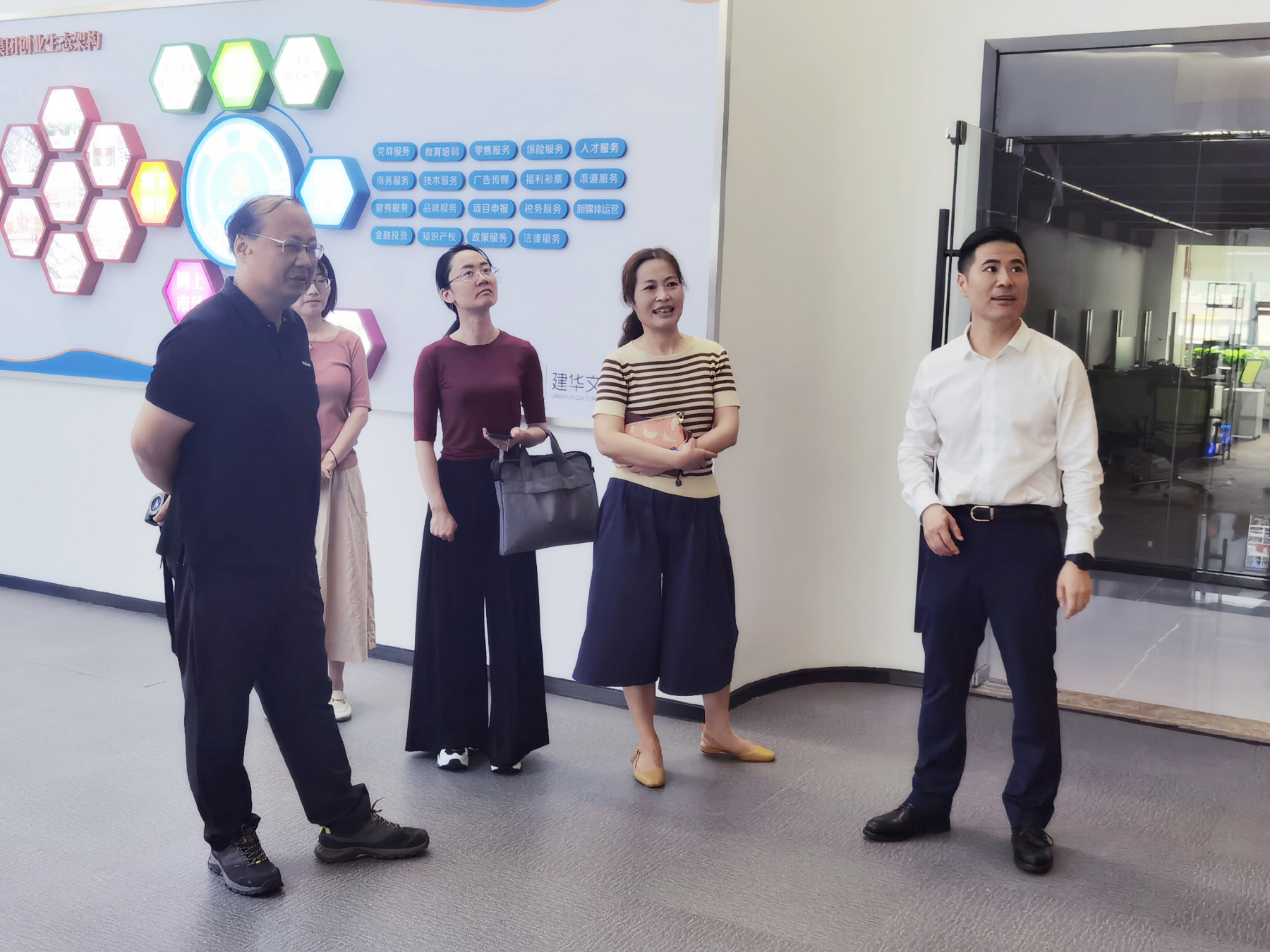 区政协副主席杨俊一行莅临尊龙凯时文创集团调研