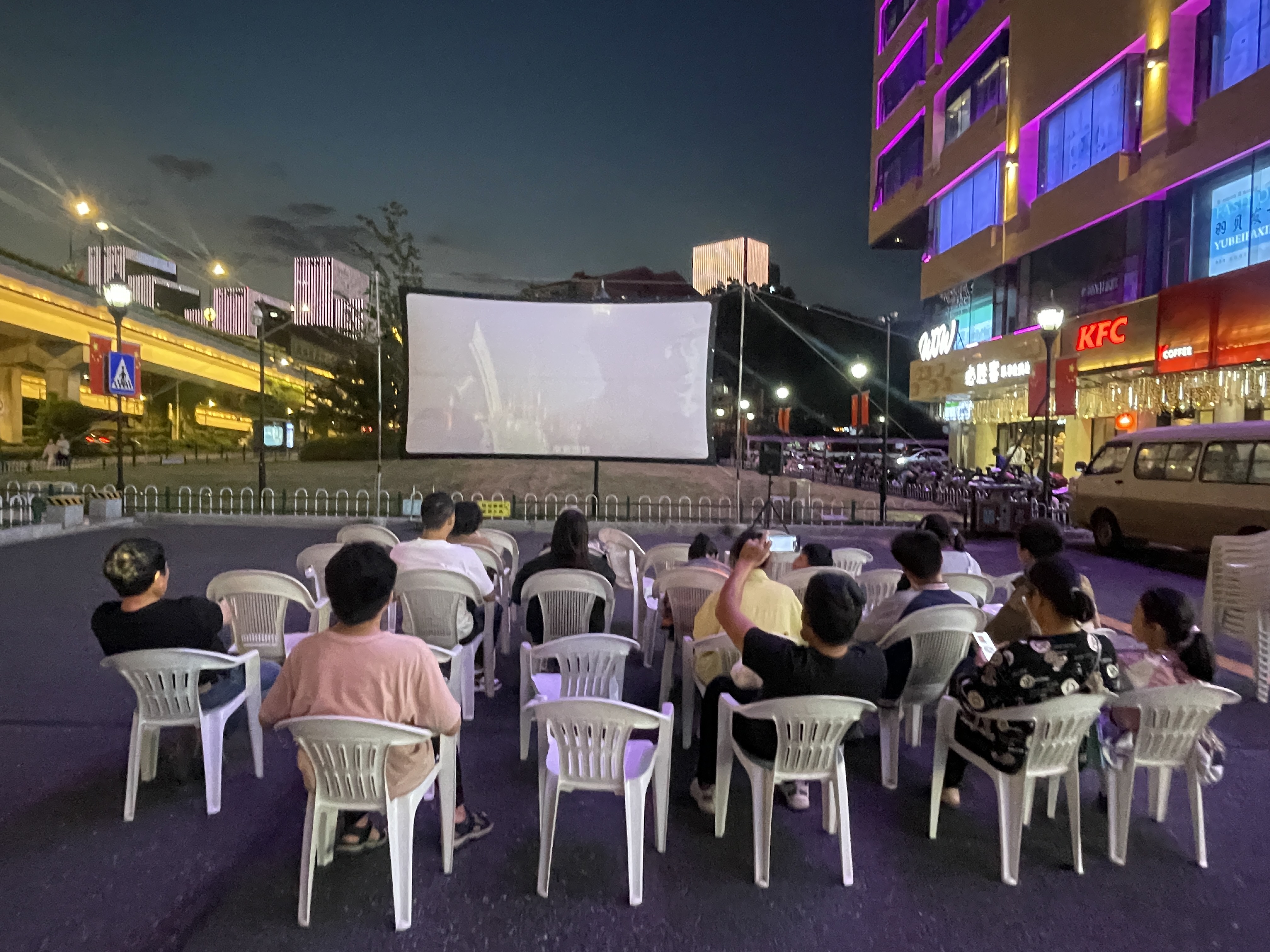 水晶城露天电影放映，，，，，，，，点燃红色记忆