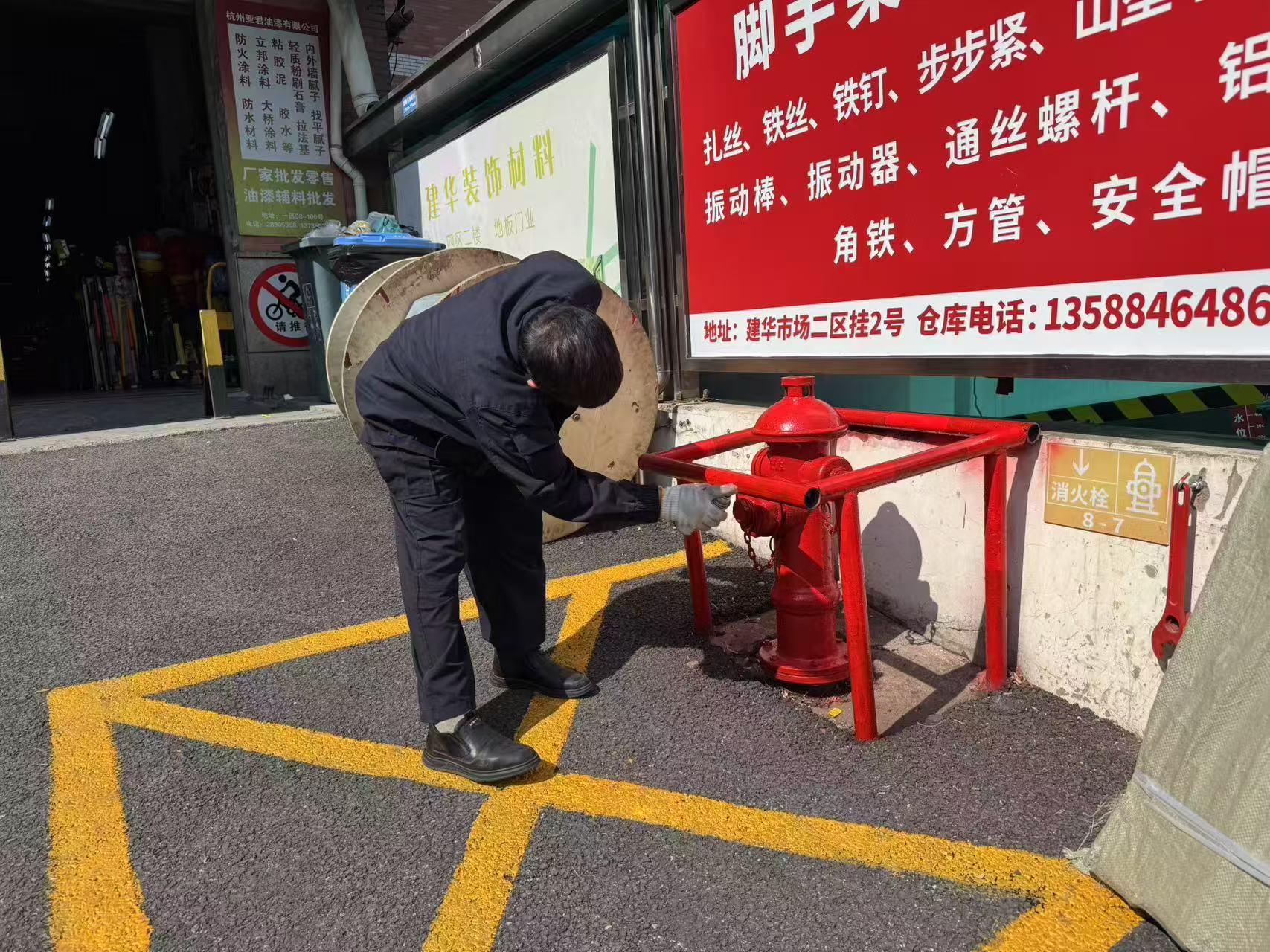 尊龙凯时市场为户外消防设施做“脱衣体检”——安全防护不放松