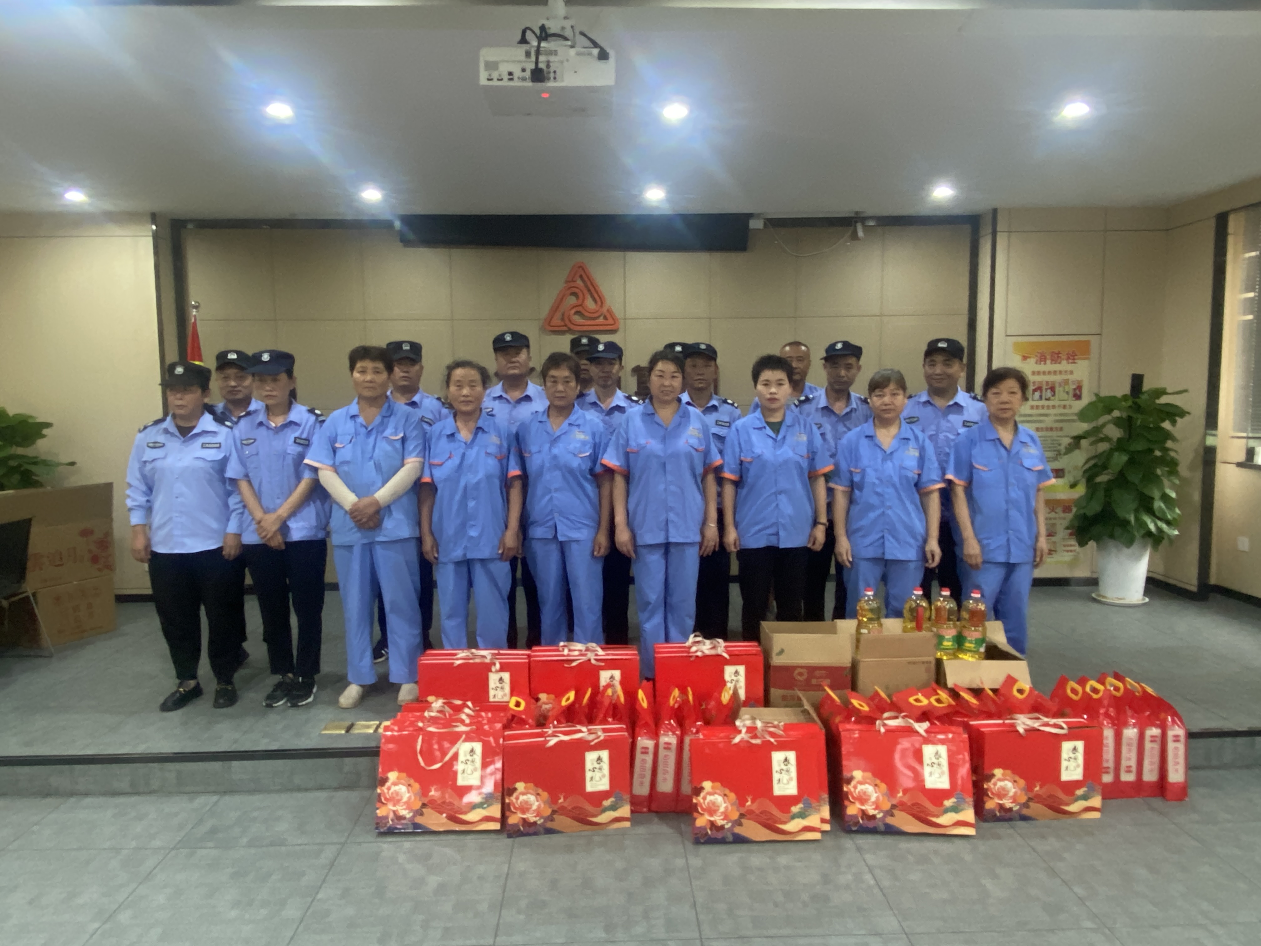 “浓情中秋节，，，，，，，慰问暖人心”——尊龙凯时文创集团工会开展一线职工慰问活动