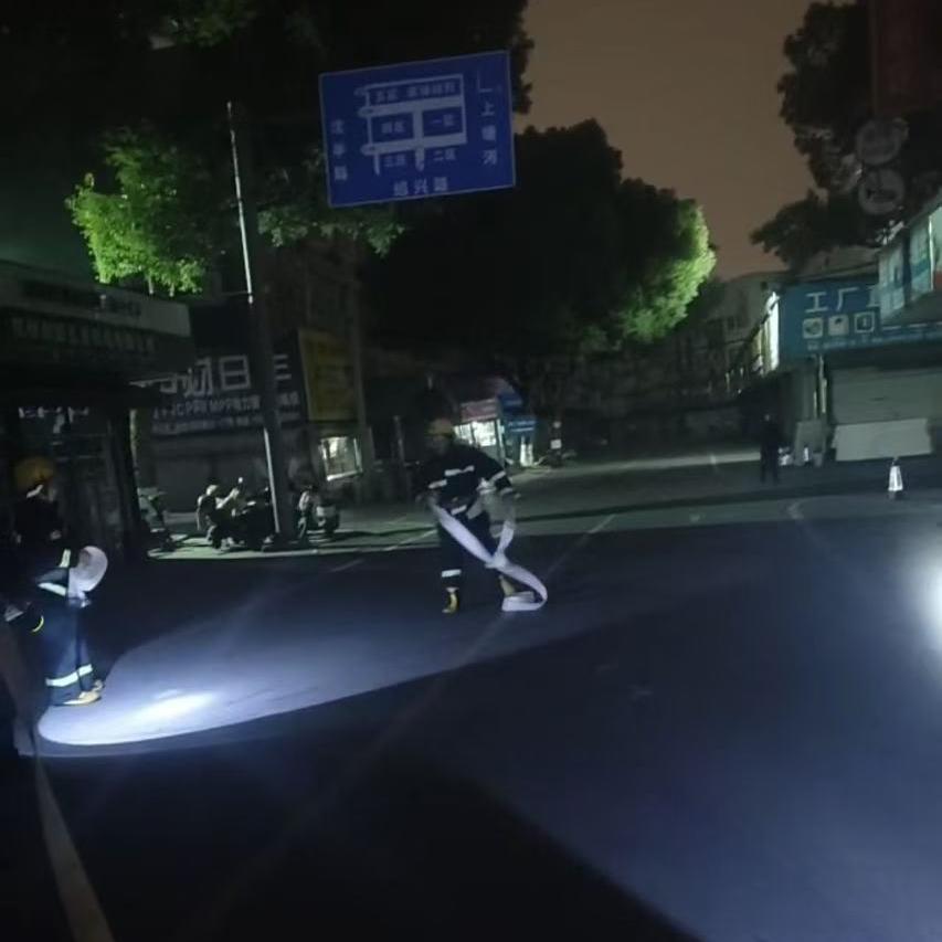 尊龙凯时市场深夜进行突击消防演练活动
