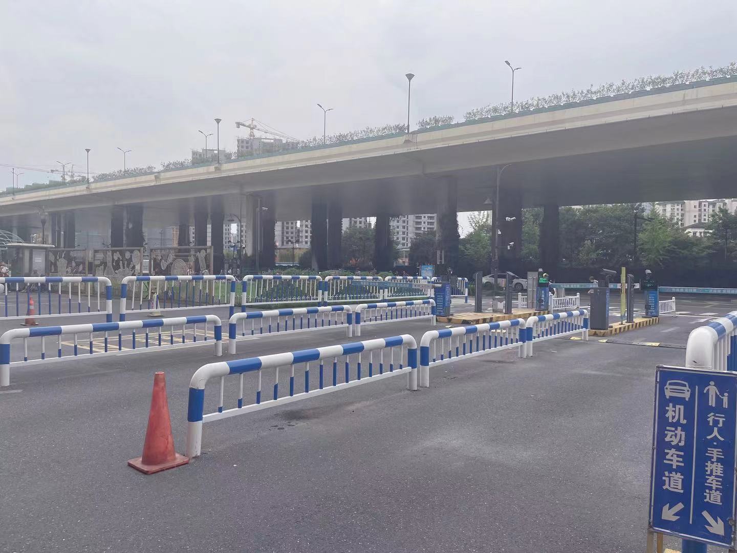 变废为宝，，，，，，水晶城开展道闸护栏改造