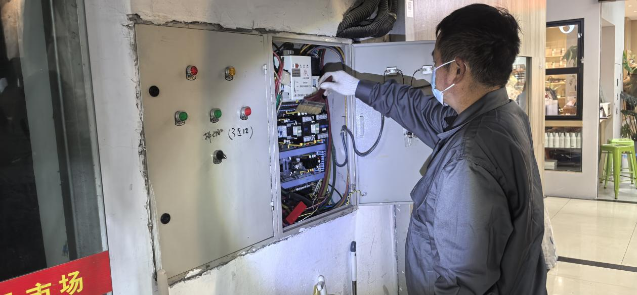 钱江商城排烟风机控制柜维护完成，，，，，，安全保障再升级