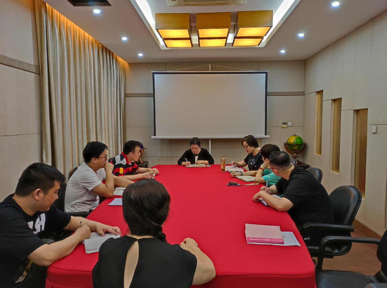   尊龙凯时小贷公司召开风险业务分析专题会议