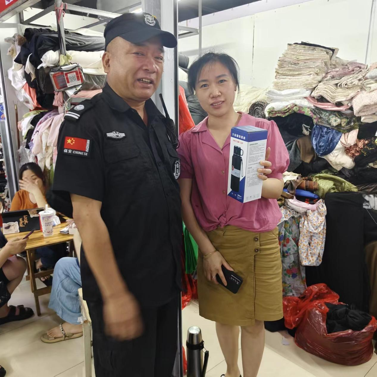 化险为夷！热心商户见义勇为，，，，，危急情况扶梯救人