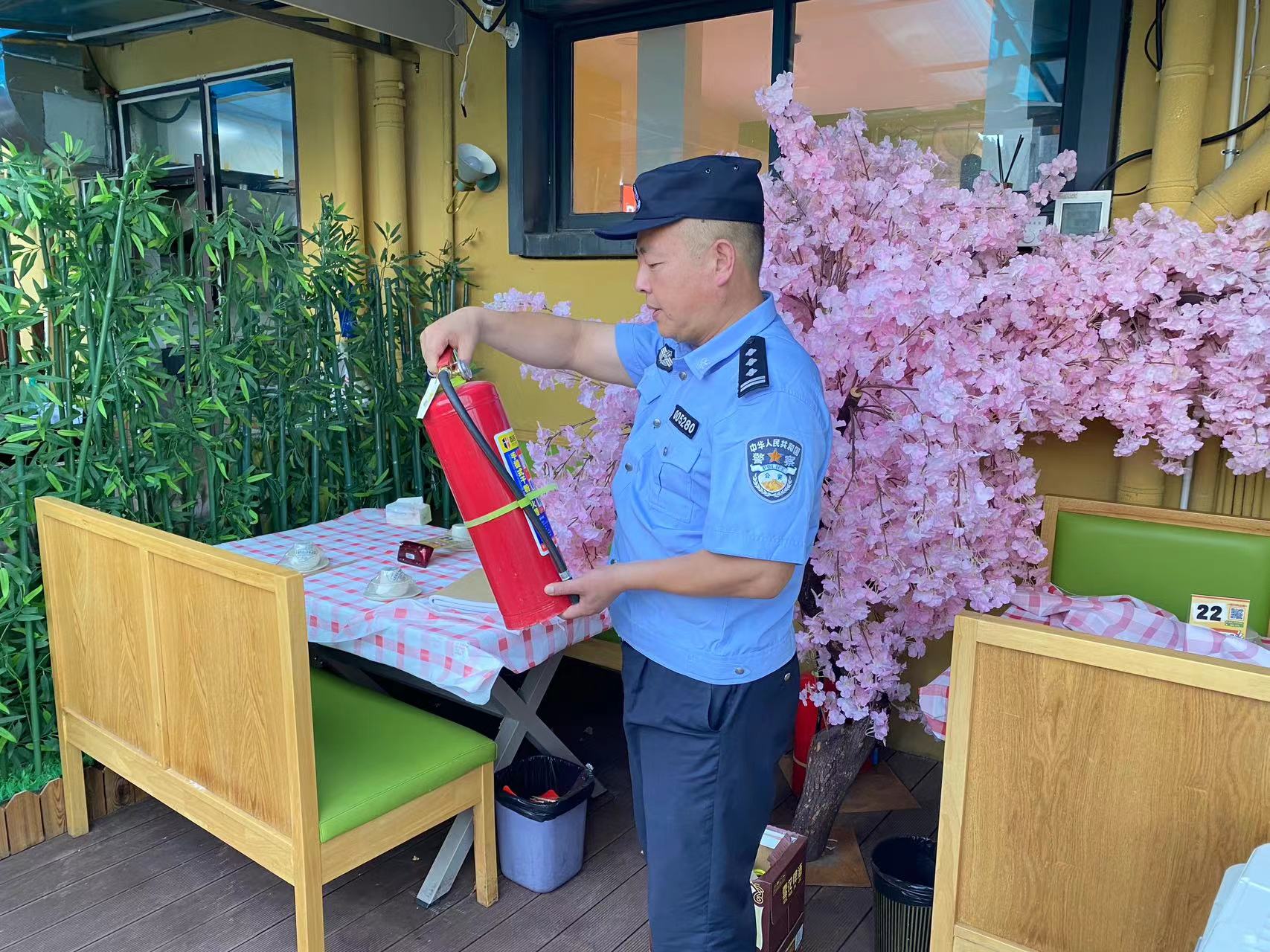 庐阳分局杏林派出所对庐阳尊龙凯时文创园餐饮企业开展消防安全检查