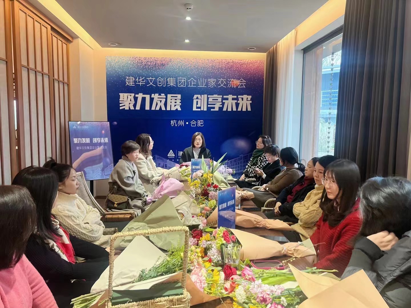 尊龙凯时文创集团开展庆“三八”女企业家交流会