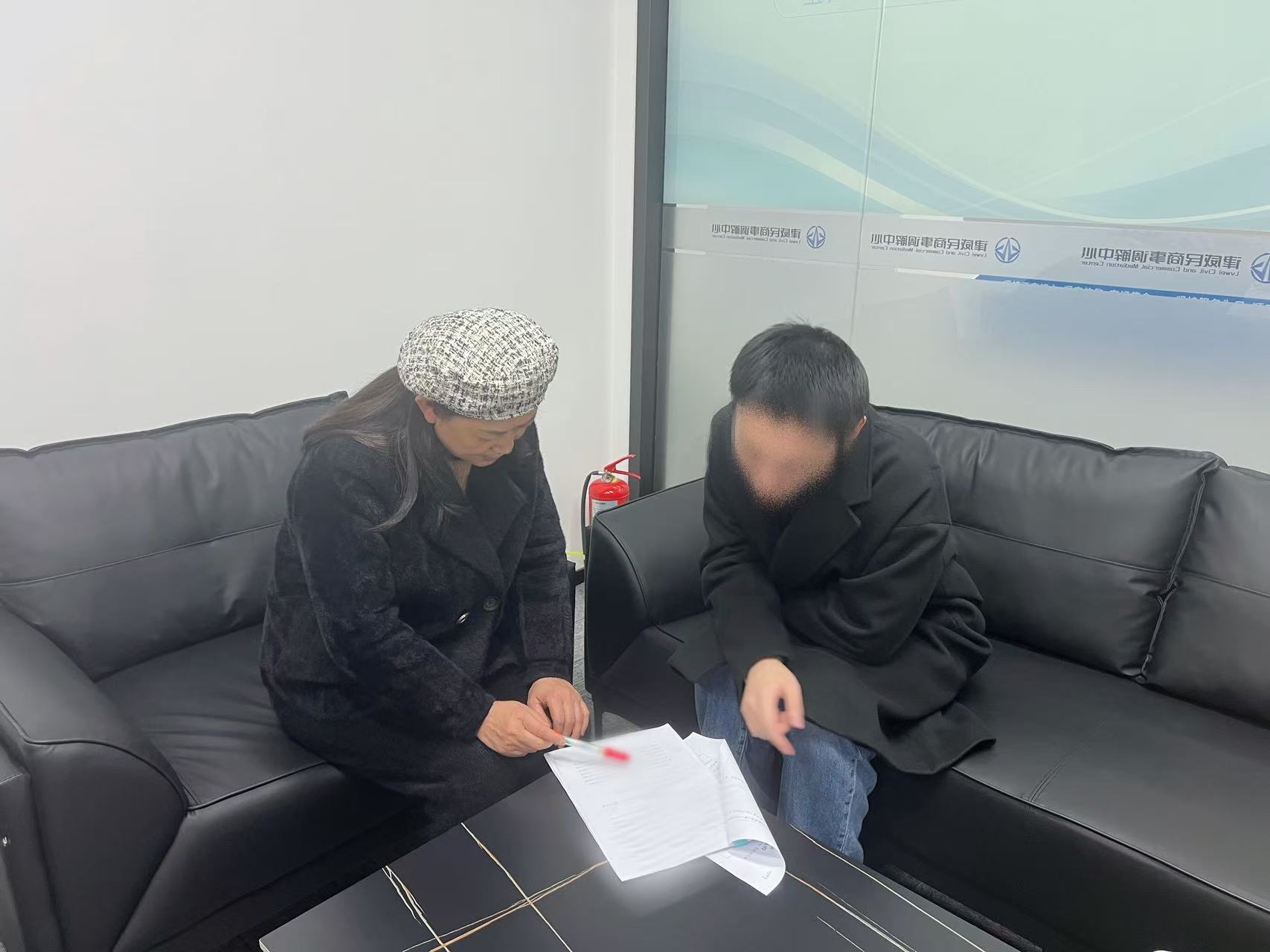 邻里同窗债，，，，，，，，“背靠背”调解显温情