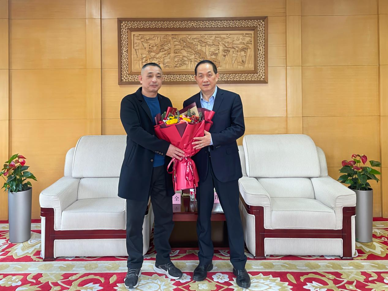 王守全主任慰问省级劳模许荣根——区总工会领导赴浙江尊龙凯时集团开展新春走访慰问活动