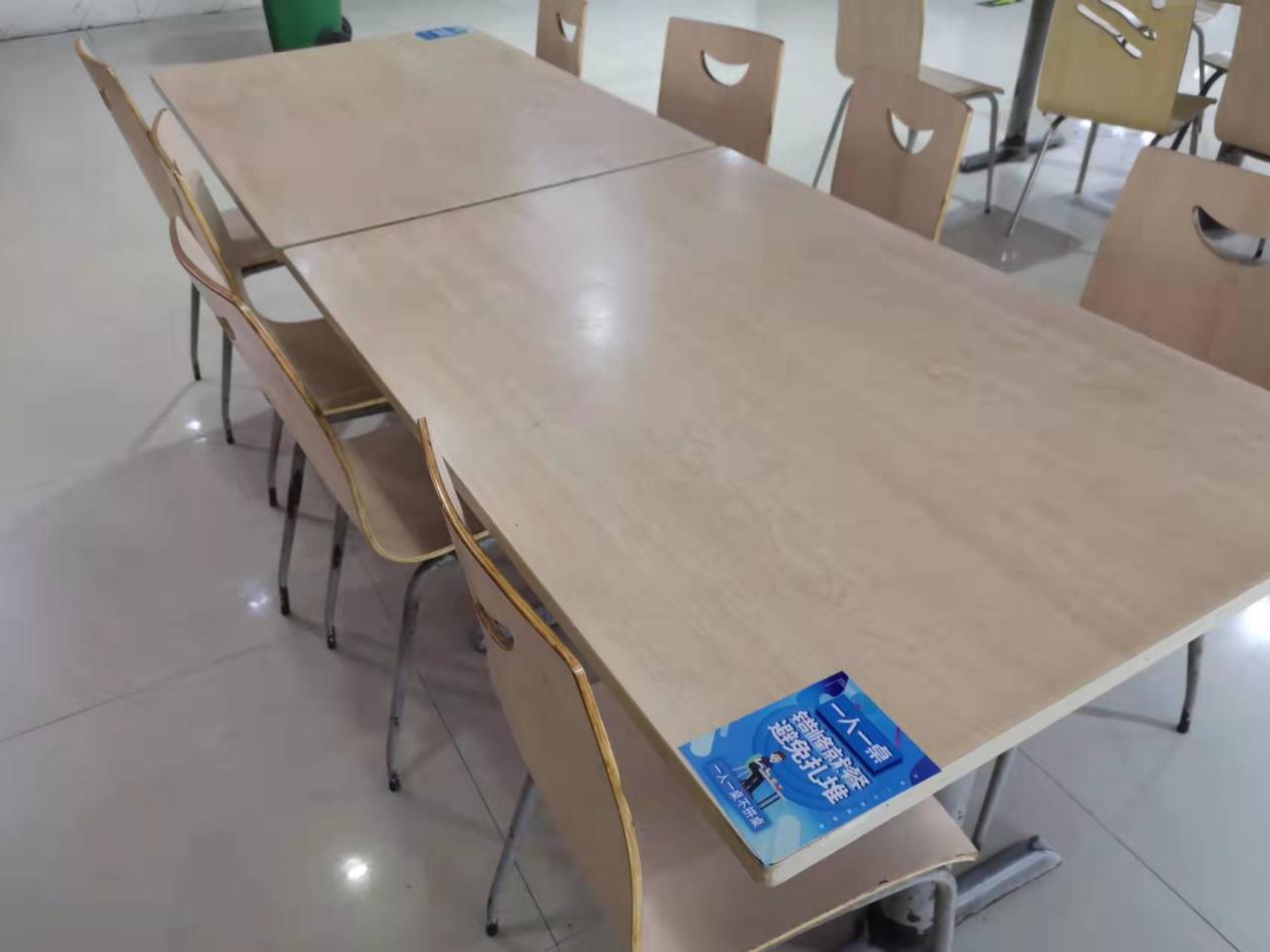 钱江商城采用隔桌用餐，，，，，，，顾客吃得放心安心舒心
