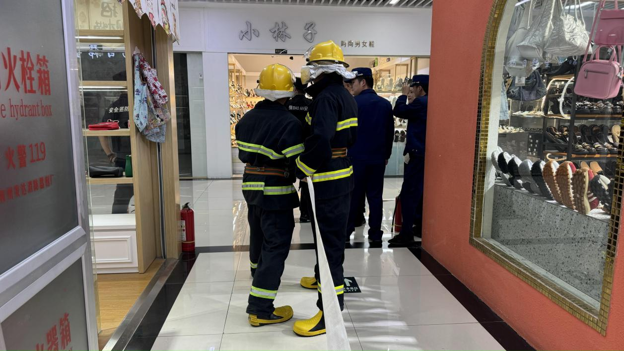 以演促防，，，，，，钱江商城联合水晶城开展微型消防站拉练