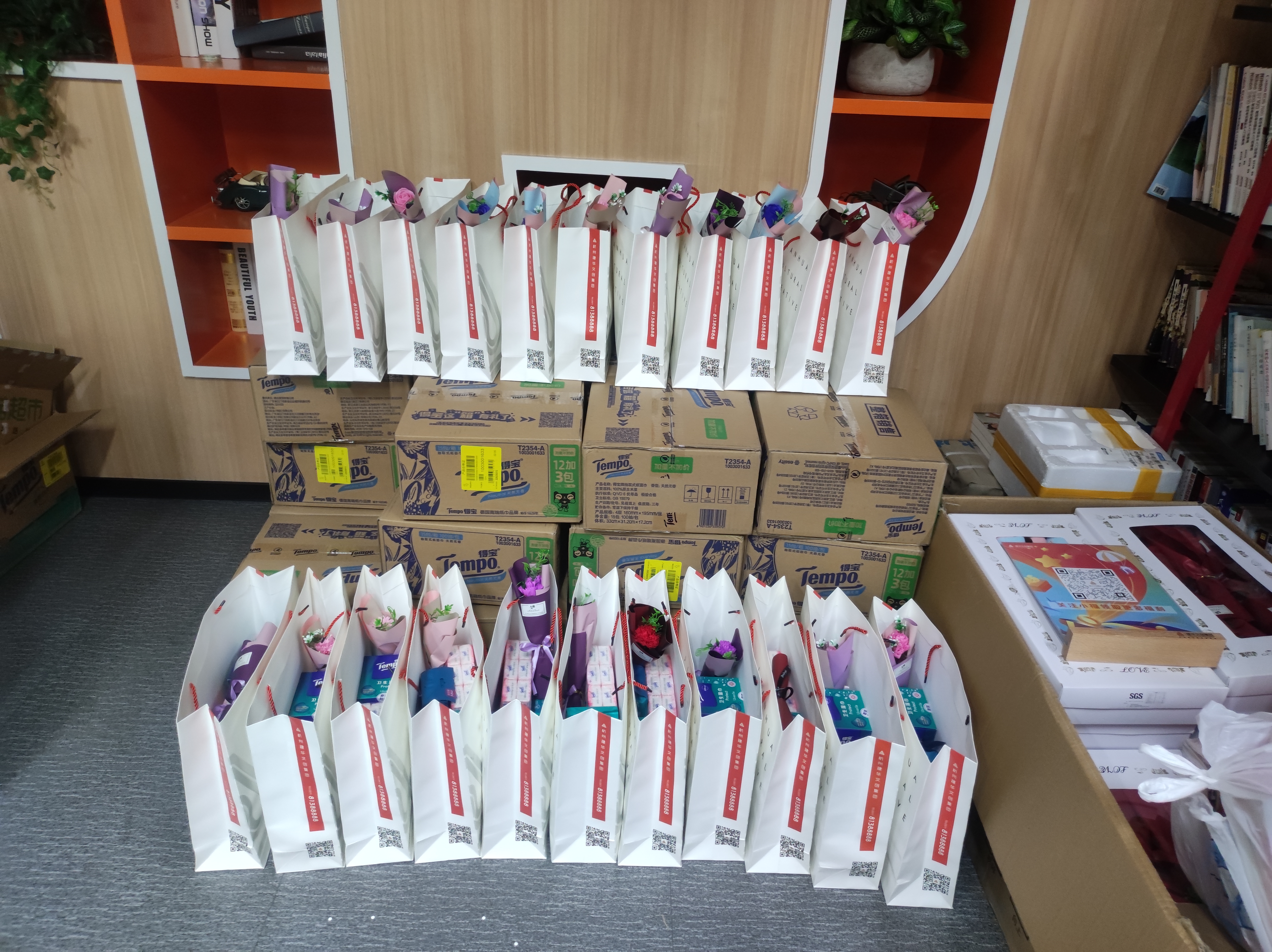 “芝兰风雅至，，，，，，伊人踏香来”——-尊龙凯时文创集团工会开展女神节慰问活动