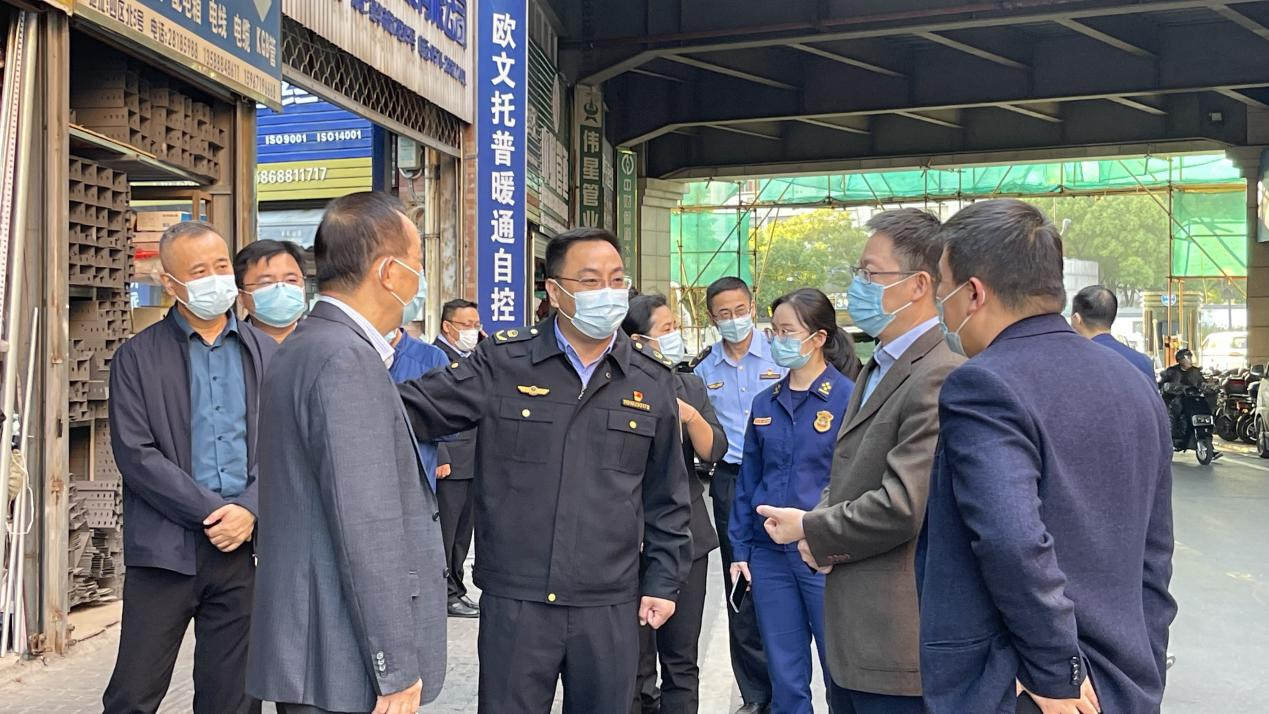 拱墅区领导赴尊龙凯时市场 检查疫情防控及消防安全工作