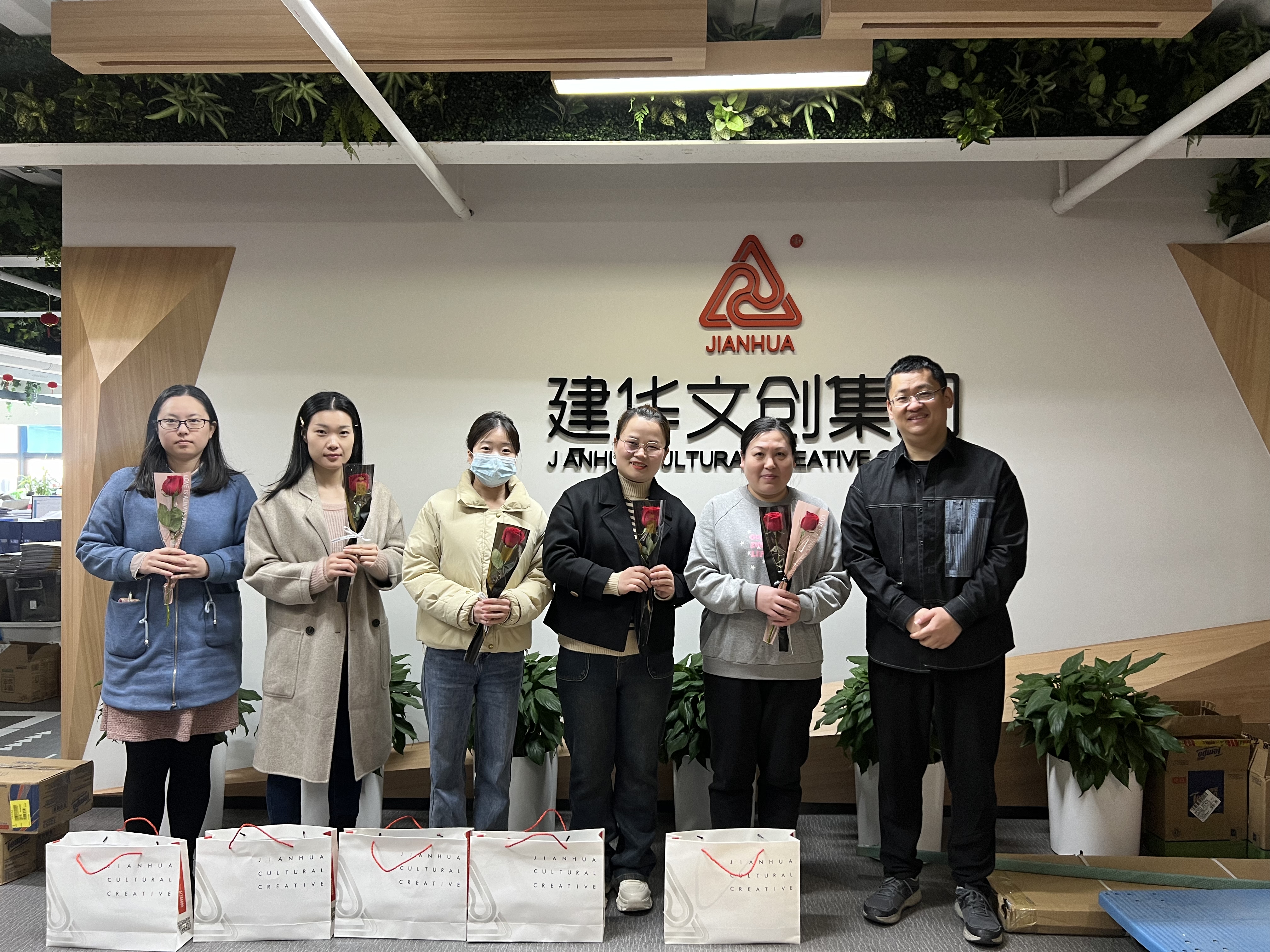 尊龙凯时文创集团工会开展女神节慰问活动