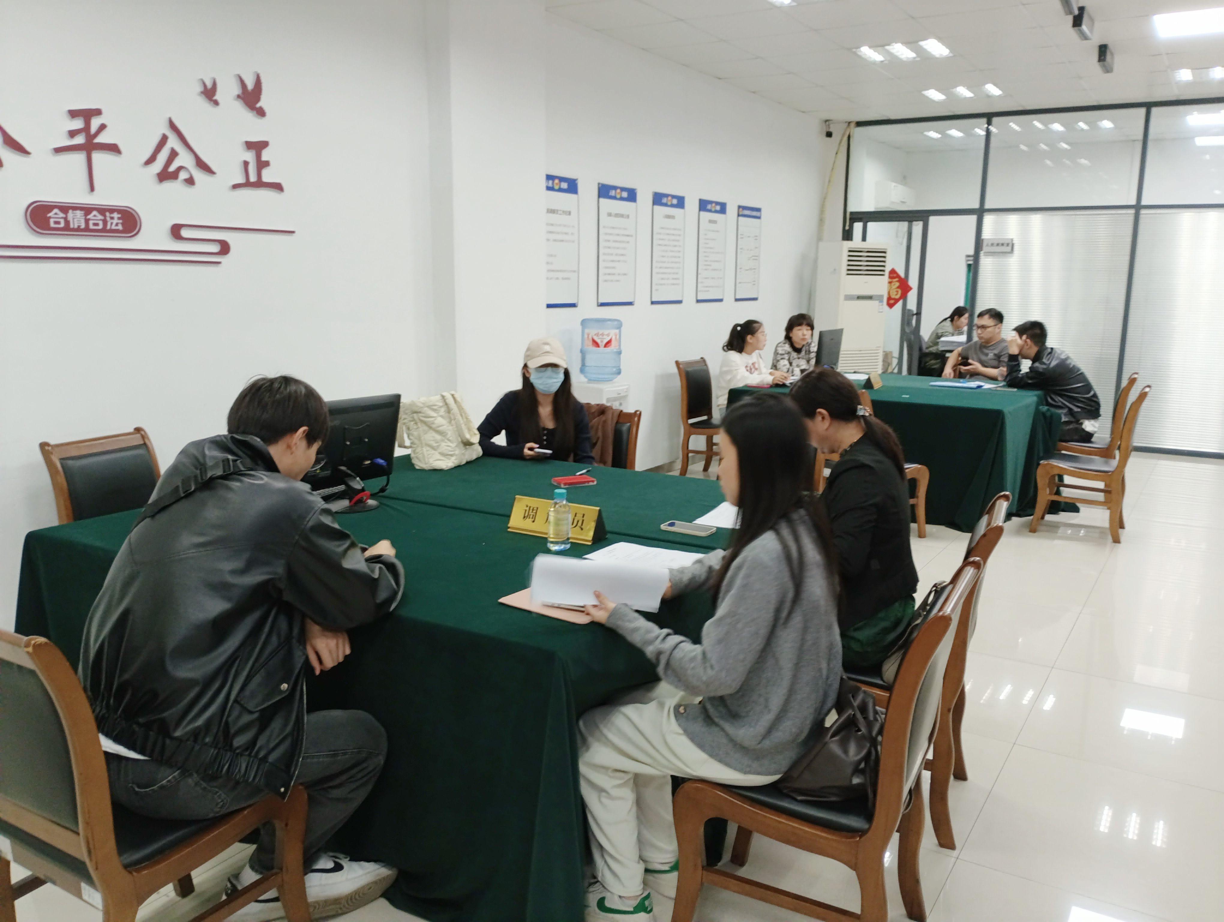 调解显温情，，，，，，商业洪流中的信任与重生