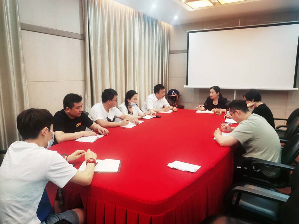   尊龙凯时小贷召开6月份月度例会暨年中经营分析会议