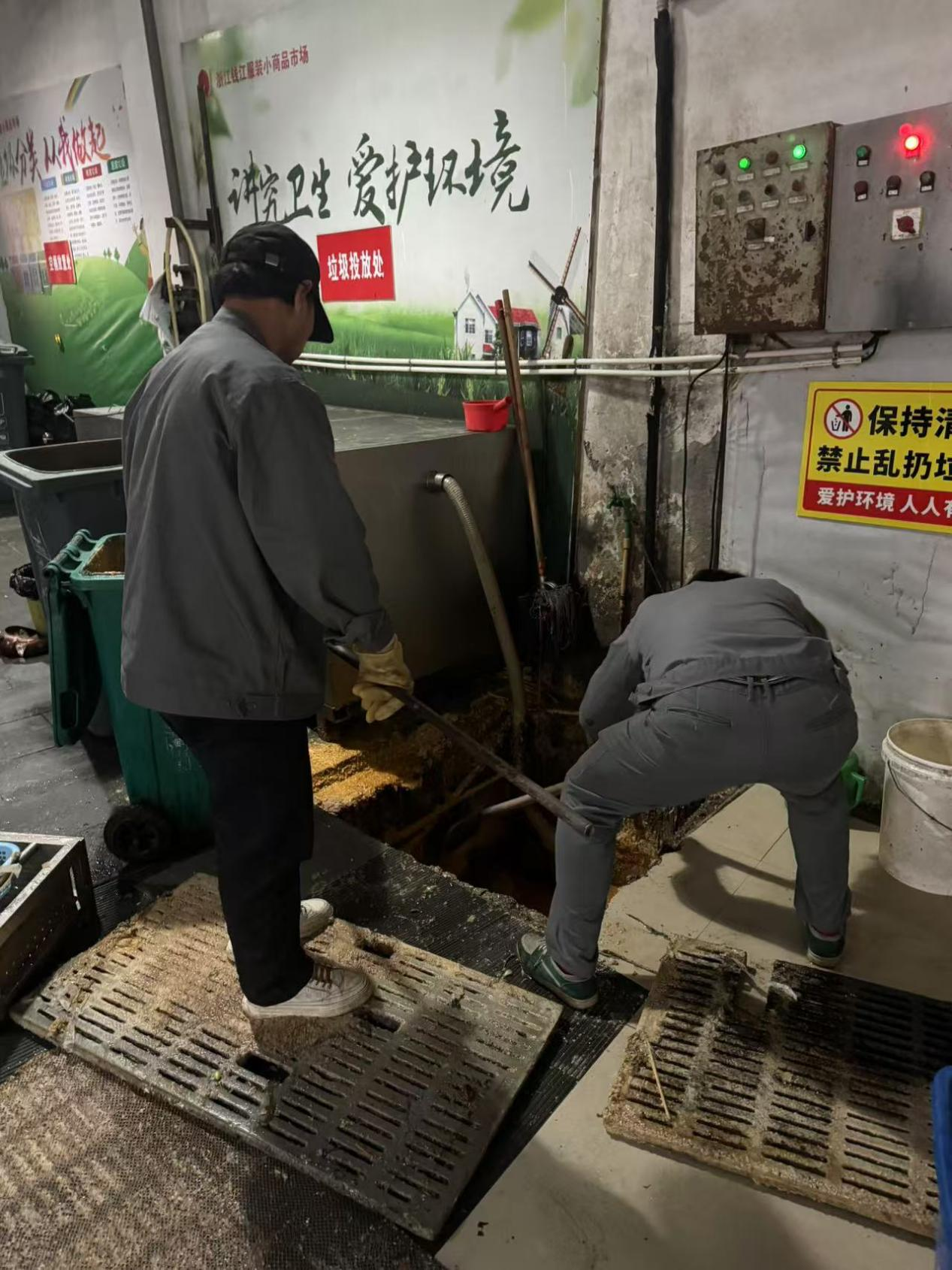 “洁”尽全力，，，，，，让钱江商城美食坡道重焕新生