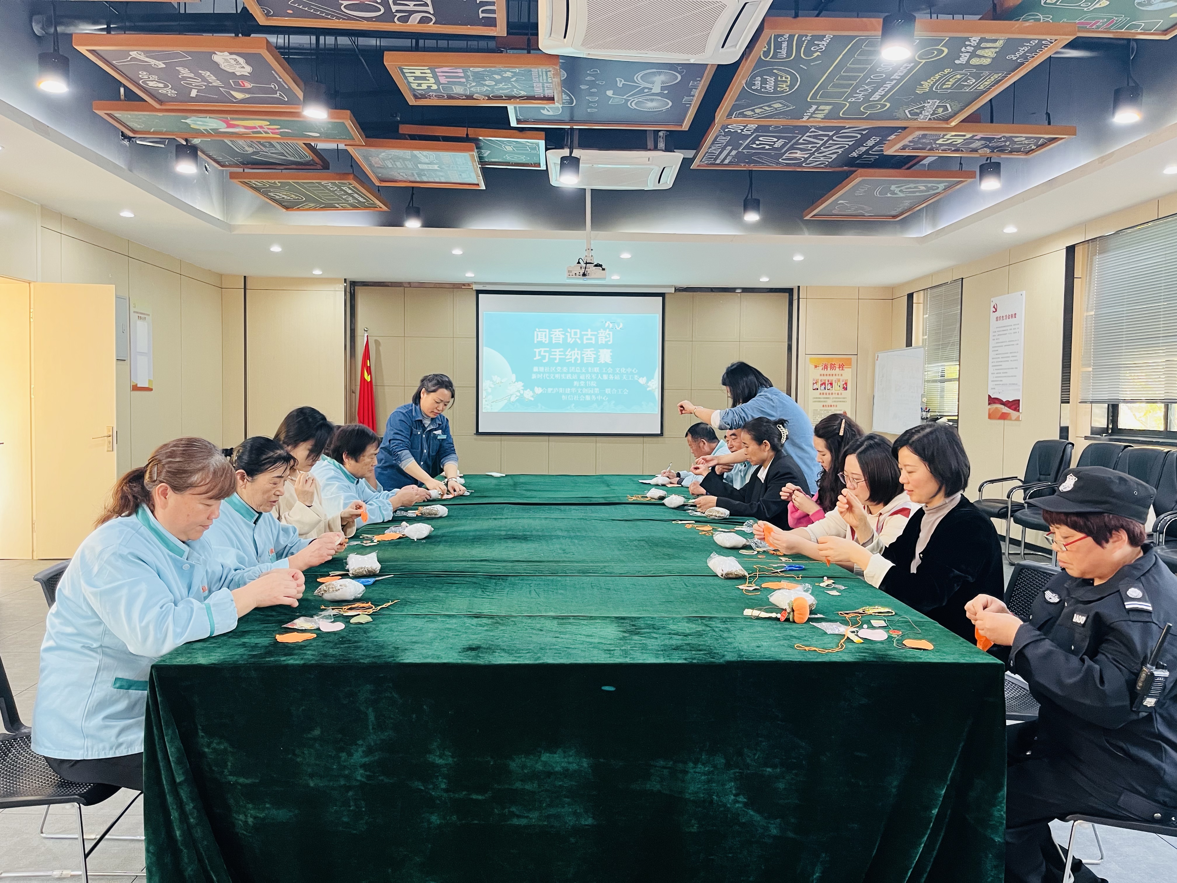 “闻香识古韵 巧手纳香囊”活动在庐阳尊龙凯时文创园举办