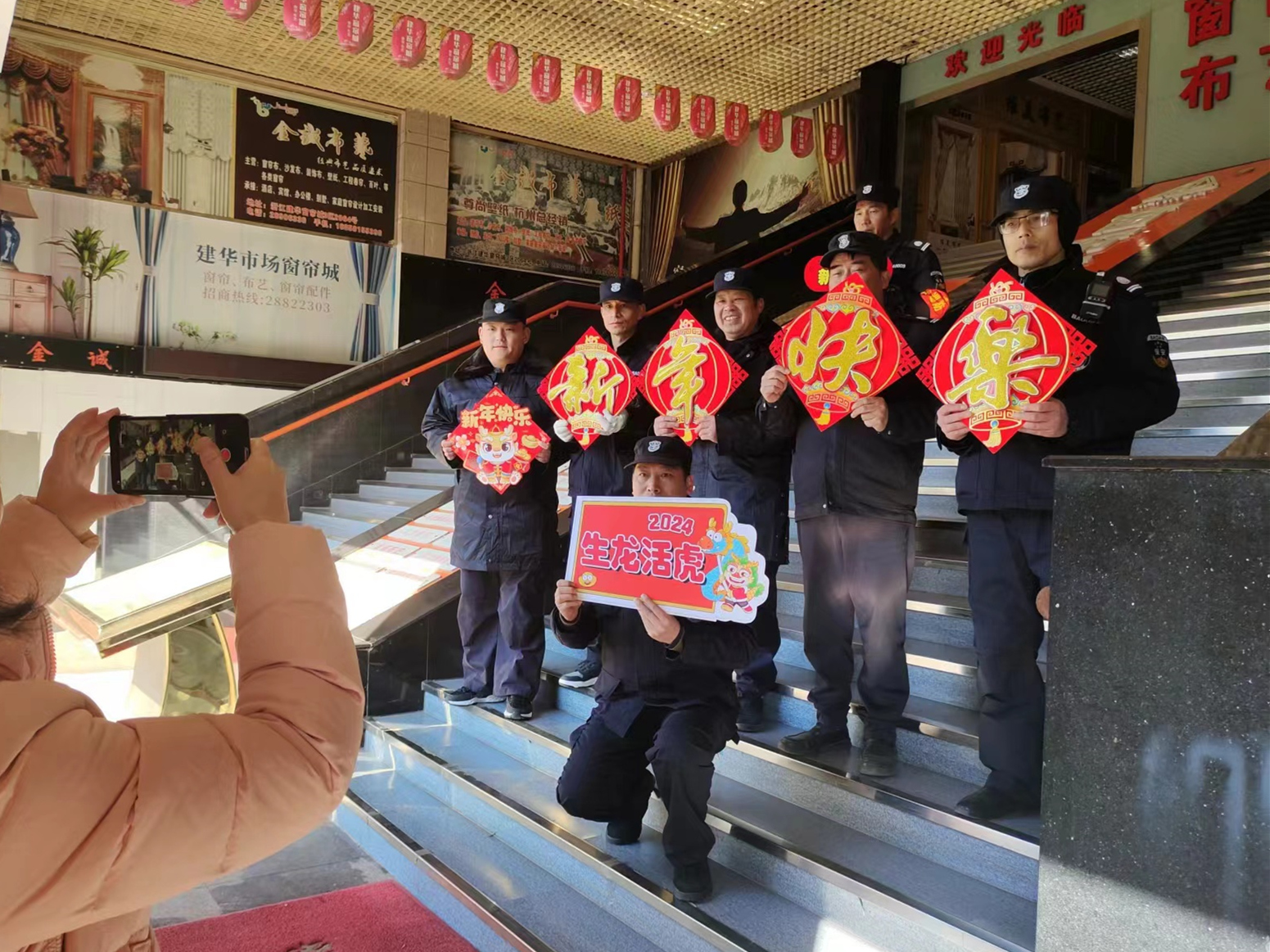 尊龙凯时市场迎新春送祝福