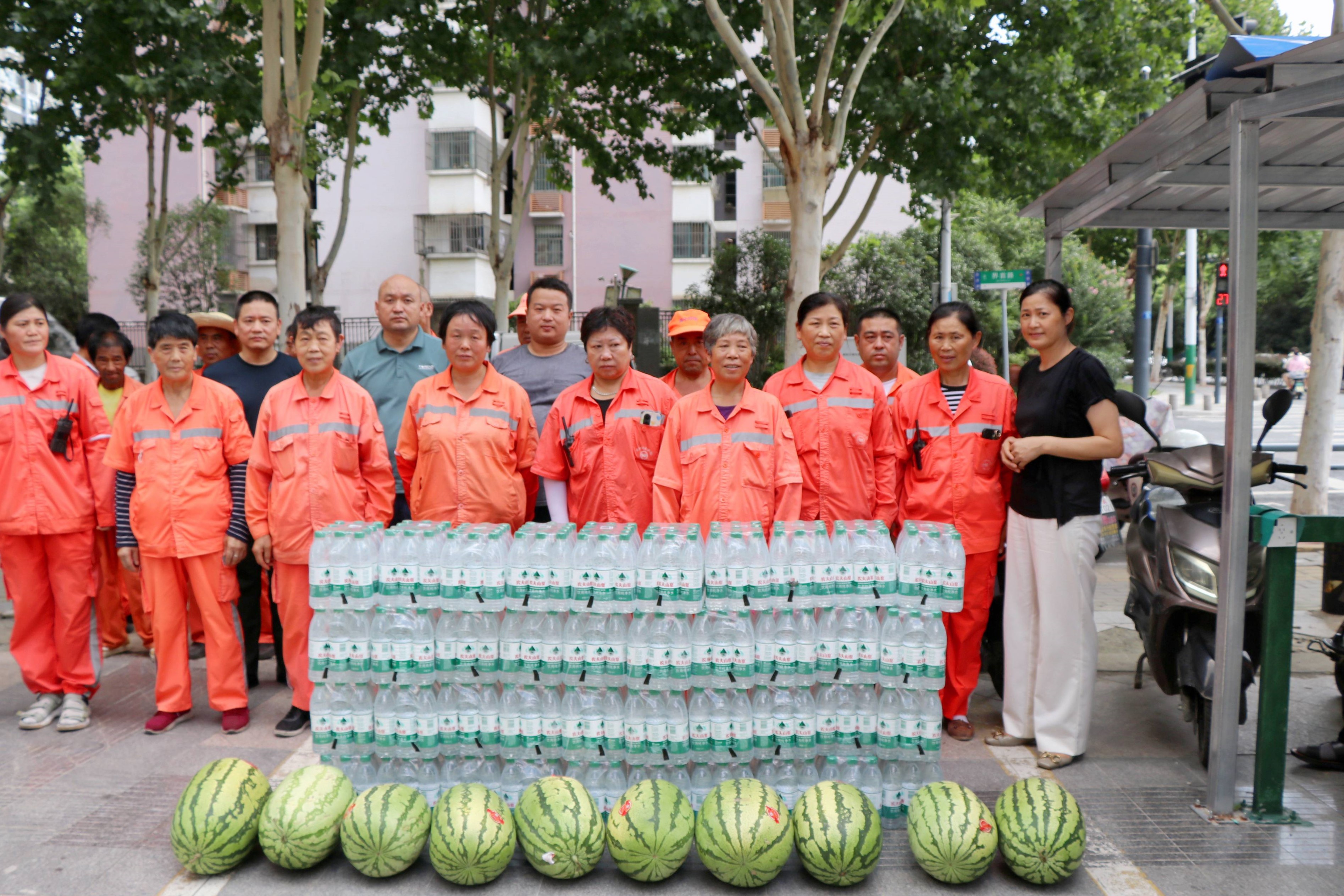  酷暑送清凉，，，，，，，关爱显担当——庐阳尊龙凯时文创园携手爱心企业开展夏日送清凉活动