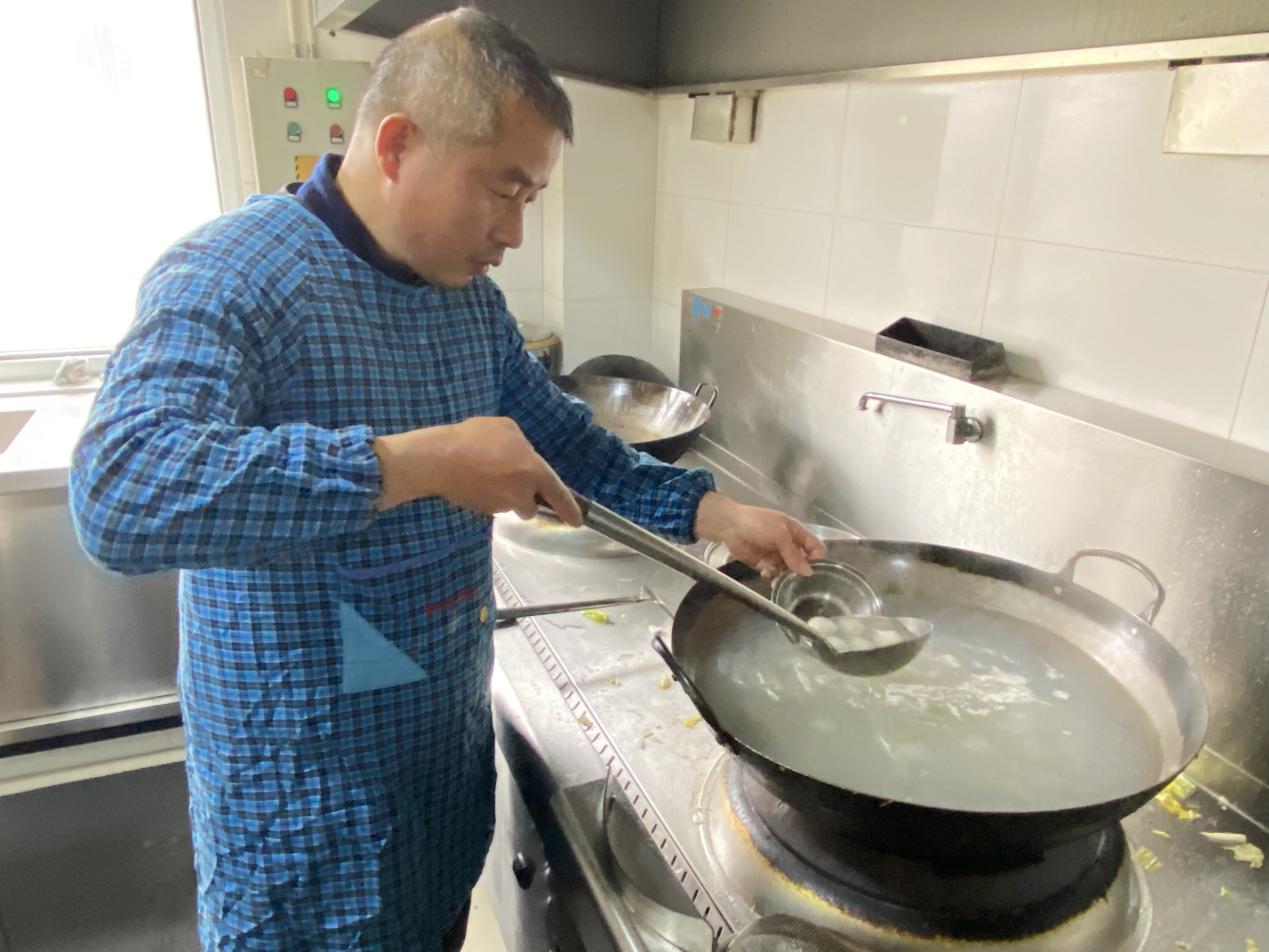 小小汤圆庆元宵，，，，，浓浓真情暖人心