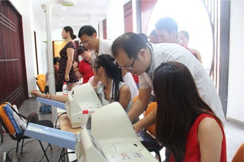 20130626-27尊龙凯时文创园党支部联合拱墅二院开展“轻松一身，，，，，，慢病远离”主题活动 (2).jpg