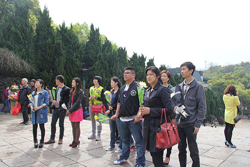 20140328尊龙凯时文创园党支部清明节祭扫云居山革命烈士墓 (1).jpg